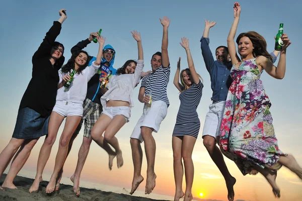 青年组享受海滩夏季聚会 — 图库照片