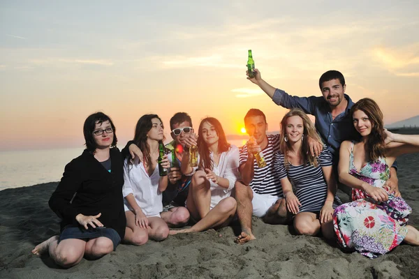 Ομάδα των νέων Απολαύστε καλοκαιρινό πάρτι στην παραλία — Φωτογραφία Αρχείου
