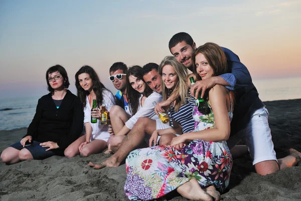 Csoport fiatal élvezze nyáron fél a strandon — Stock Fotó