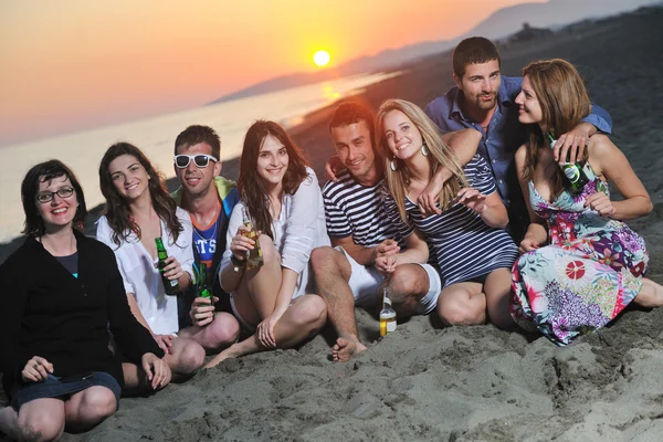 Ομάδα των νέων Απολαύστε καλοκαιρινό πάρτι στην παραλία — Φωτογραφία Αρχείου