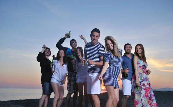 Grupo de jóvenes disfrutan de la fiesta de verano en la playa —  Fotos de Stock