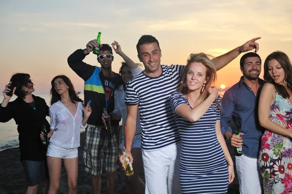 Grupp unga njuta av sommarfest på stranden — Stockfoto