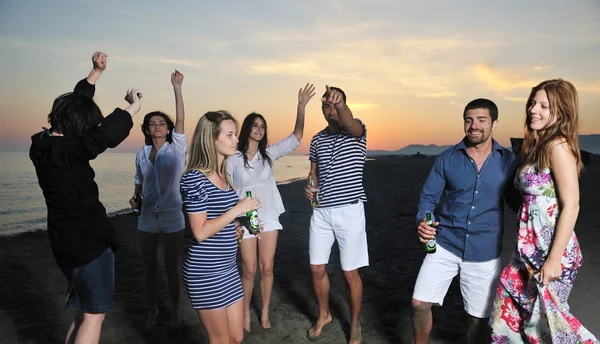 Genç grup yaz parti plaj keyfini çıkarın — Stok fotoğraf