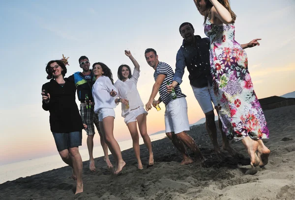 Gruppe junger Leute genießt Sommerfest am Strand — Stockfoto