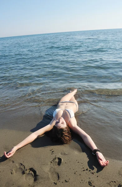 Jovem mulher relaxar na praia — Fotografia de Stock