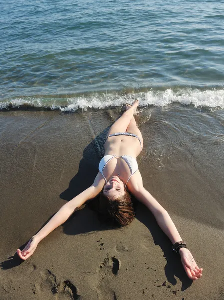 Genç bayan sahilde dinleniyor. — Stok fotoğraf