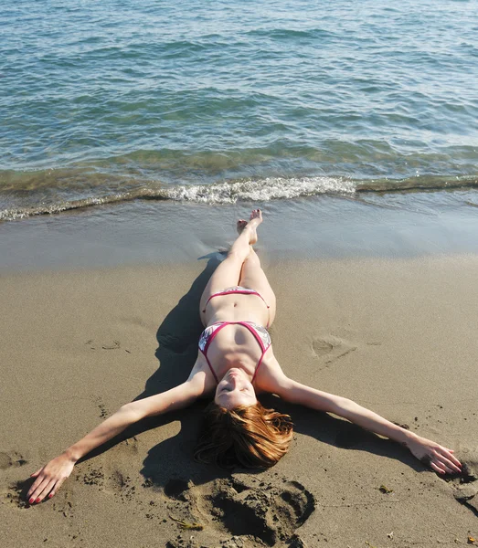 Giovane donna rilassarsi sulla spiaggia — Foto Stock