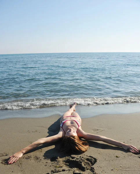 若い女性はビーチでリラックスして — ストック写真