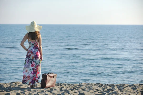 海滩上提着手提箱的女人 — 图库照片