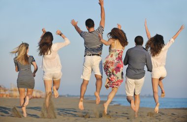 mutlu genç grup plajda eğlence var