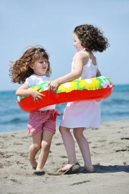 Kumsalda oynarken mutlu çocuk grubu