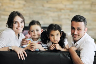 mutlu genç aile eğlenceli ve dizüstü evde çalışma