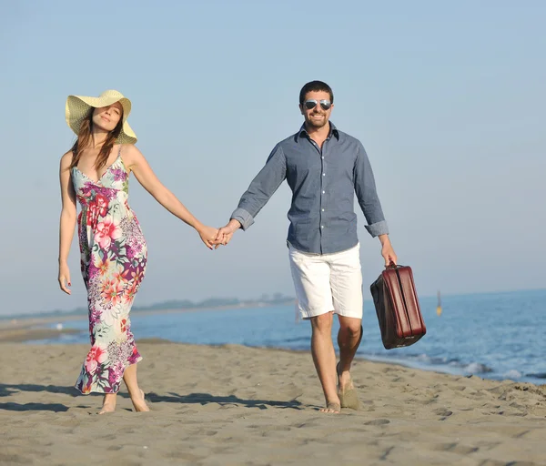 Casal na praia com saco de viagem — Fotografia de Stock
