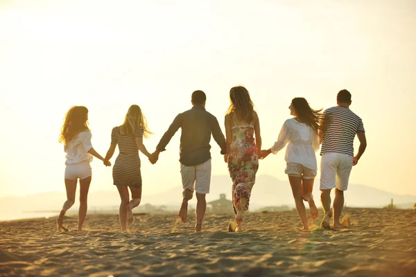Glad ung grupp ha kul på stranden — Stockfoto