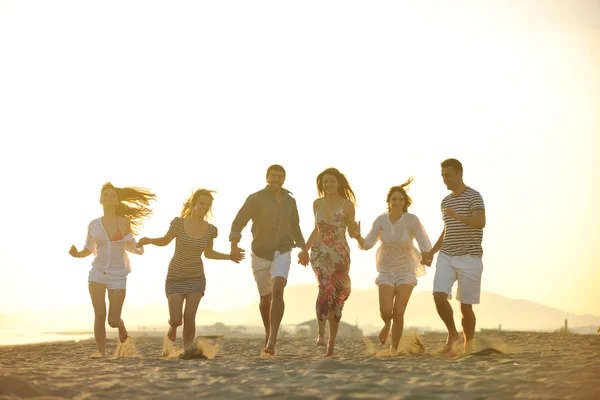 행복 한 젊은 그룹 해변에서 재미를가지고 — 스톡 사진