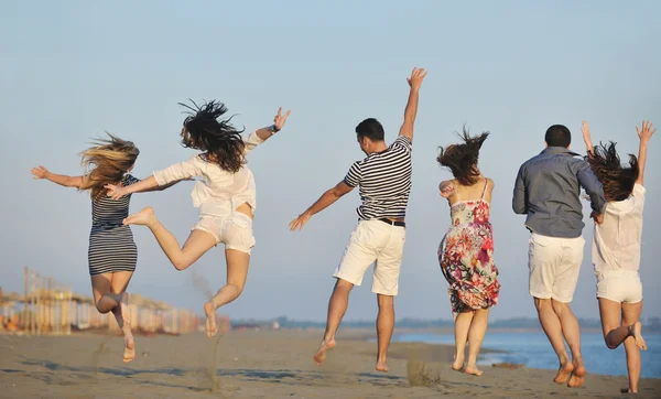 Щаслива молода група розважається на пляжі — стокове фото