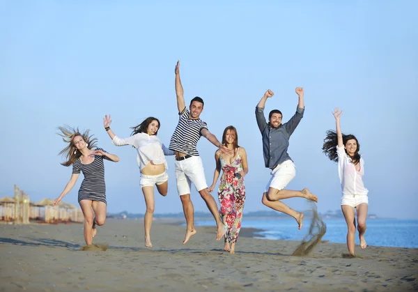 ビーチで楽しく幸せな若いグループ — ストック写真