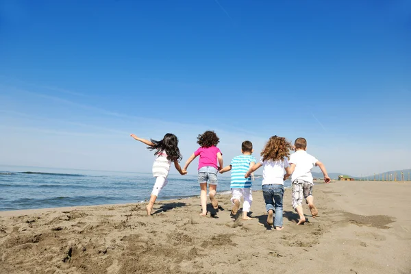 Buon gruppo di bambini che giocano sulla spiaggia — Foto Stock