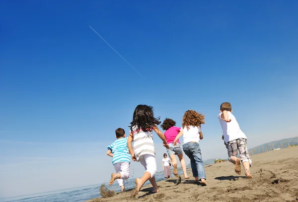 Grupo de niños divertirse y jugar con juguetes de playa — Foto de Stock