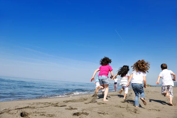 Kindergruppe hat Spaß und spielt mit Strandspielzeug — Stockfoto