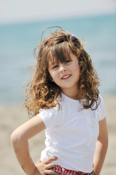 Weinig vrouwelijke kind portret op het strand — Stockfoto