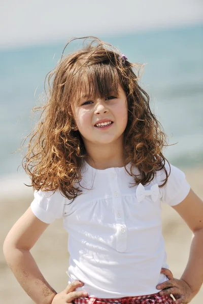 在海滩上的小女孩子画像。 — 图库照片