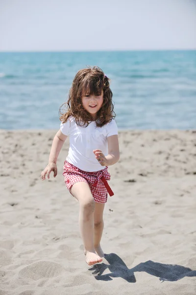 Weinig vrouwelijke kind portret op het strand — Stockfoto