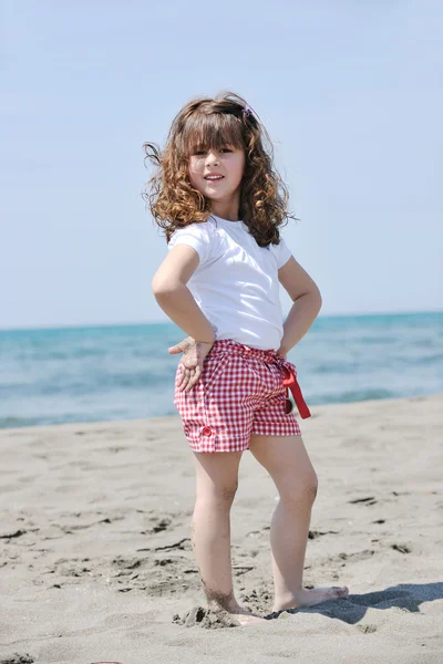 รูปภาพเด็กผู้หญิงบนชายหาด — ภาพถ่ายสต็อก