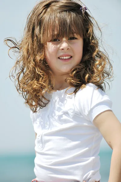 Pequena criança feminina retrato na praia — Fotografia de Stock