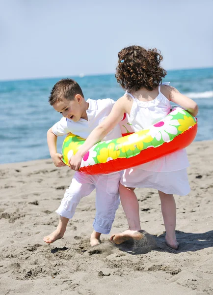 Buon gruppo di bambini che giocano sulla spiaggia — Foto Stock