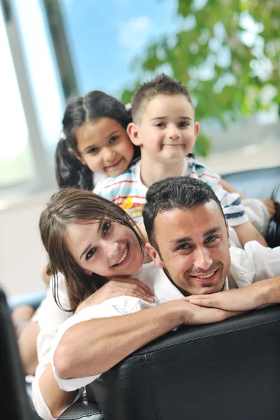 Gelukkig jonge gezin veel plezier en werken op laptop thuis — Stockfoto