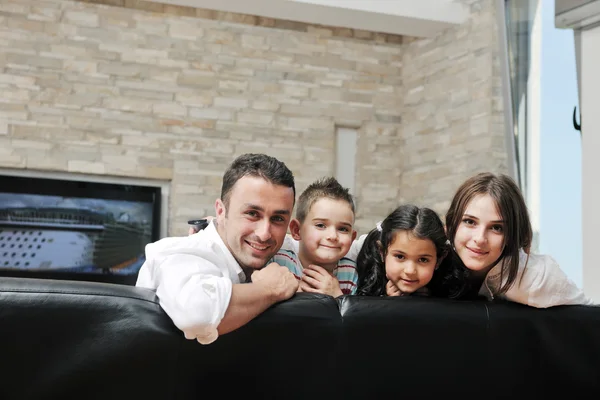 Ευτυχής νεαρή οικογένεια να διασκεδάσουν και να εργάζονται σε φορητό υπολογιστή στο σπίτι — Φωτογραφία Αρχείου