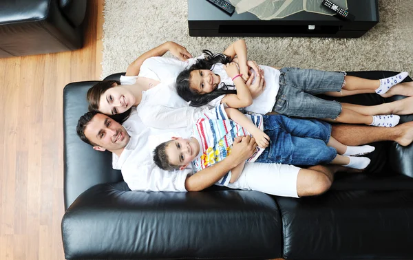Boldog, fiatal családi szórakozást és a munka a laptop otthon — Stock Fotó