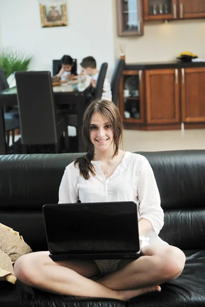Glückliche junge Familie hat Spaß und arbeitet zu Hause am Laptop — Stockfoto