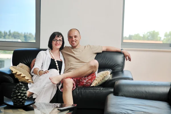 Feliz joven pareja relajarse en casa —  Fotos de Stock