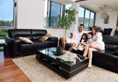 Aile wathching flat tv, modern ev kapalı