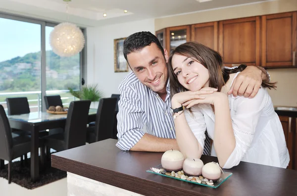 Cuplu fericit tineri se distrează în bucătăria modernă — Fotografie, imagine de stoc