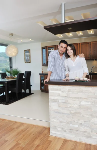 Felice giovane coppia divertirsi in cucina moderna — Foto Stock