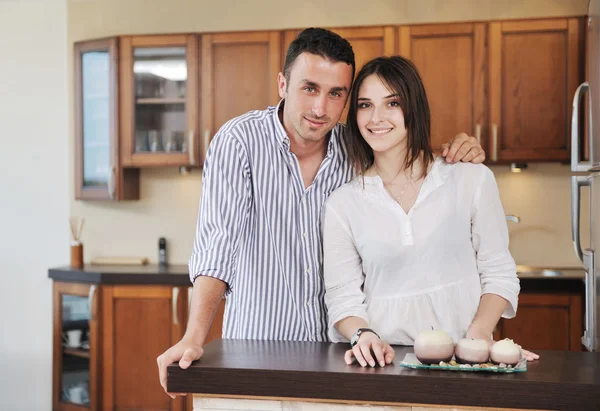Heureux jeune couple s'amuser dans la cuisine moderne — Photo