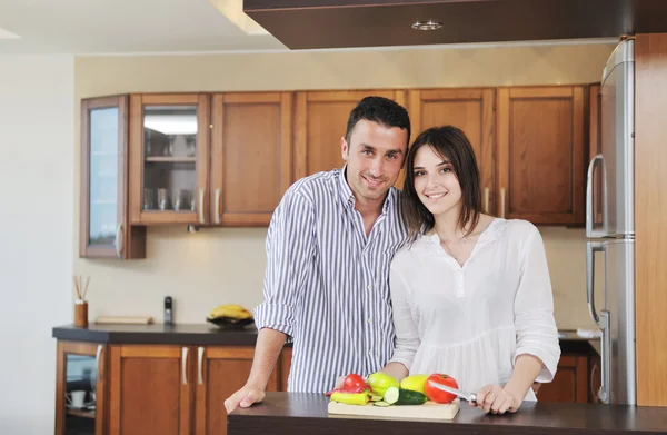 Щаслива молода пара розважається на сучасній кухні — стокове фото