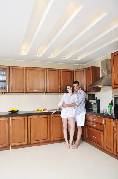 Glada unga par ha kul i modernt kök — Stockfoto