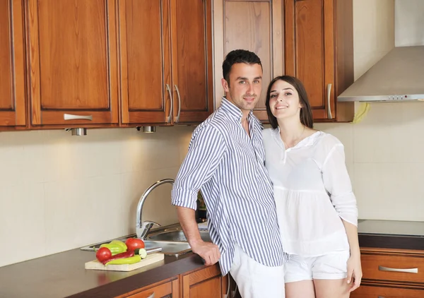 一对快乐的年轻夫妇在现代厨房里玩得很开心 — 图库照片