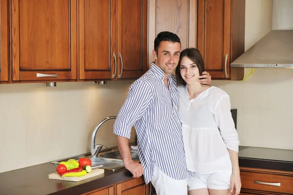 一对快乐的年轻夫妇在现代厨房里玩得很开心 — 图库照片