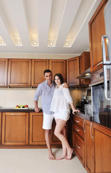 Feliz pareja joven se divierten en la cocina moderna —  Fotos de Stock
