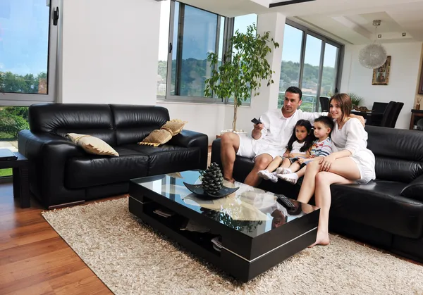Família wathching tv plana em casa moderna interior — Fotografia de Stock