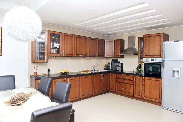 Moderne Kücheneinrichtung in neuem Zuhause — Stockfoto