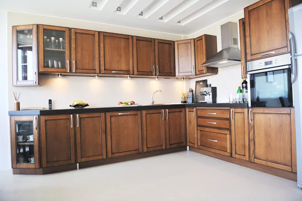 Design d'intérieur de cuisine moderne dans une nouvelle maison — Photo