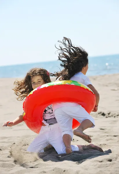 Groupe d'enfants heureux jouant sur la plage — Photo