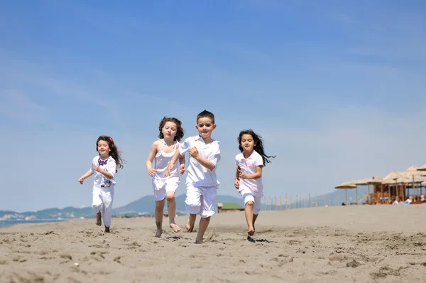 Szczęśliwe dziecko grupa gra na plaży — Zdjęcie stockowe