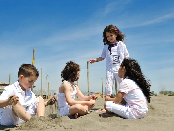 Játszik a beach boldog gyermek csoport — Stock Fotó